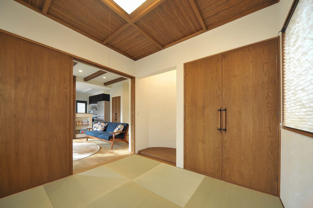 和室は大きな扉でリビングとつながります。