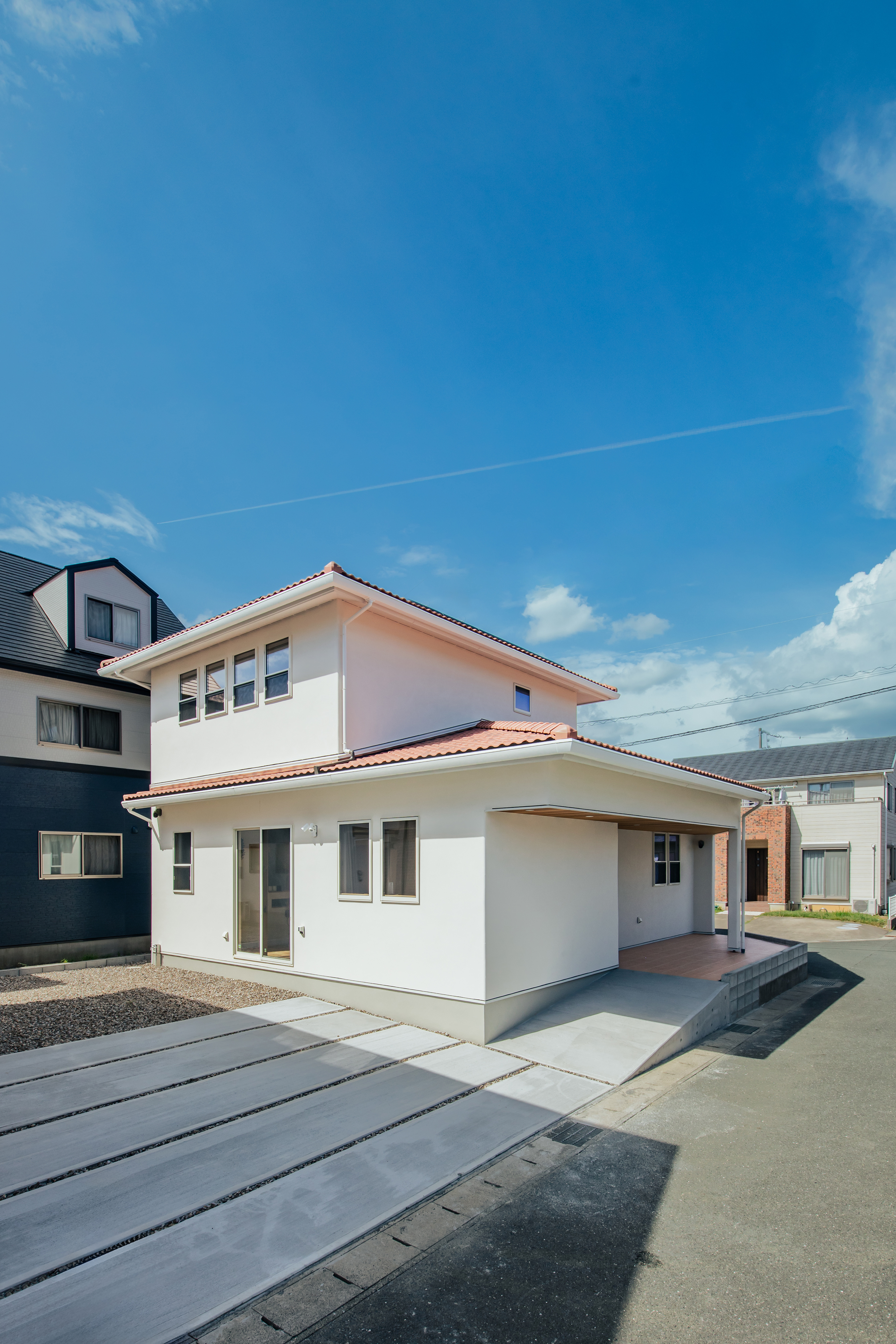 テラコッタ色の洋瓦&優しい雰囲気の塗り壁が印象的な南欧風の家