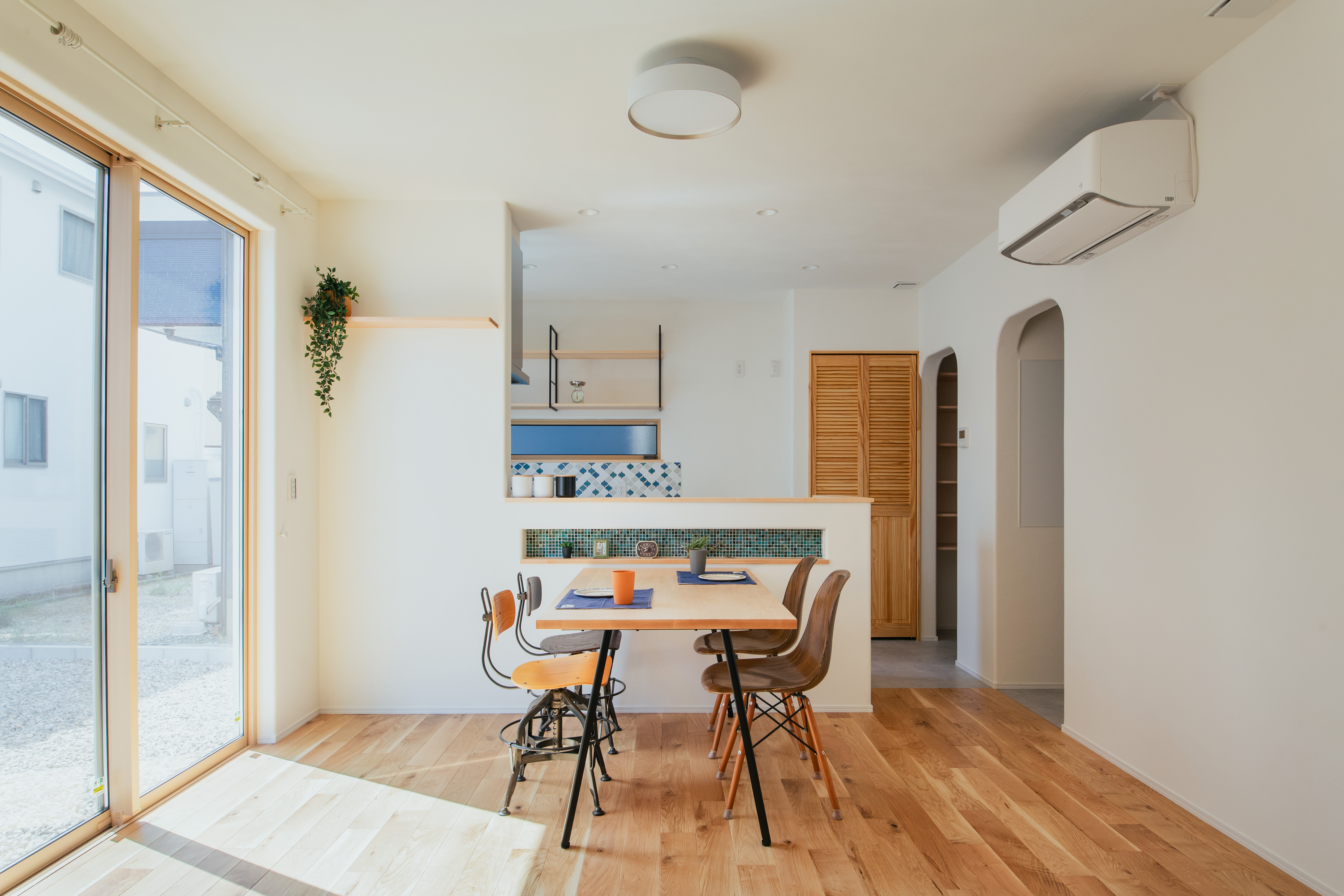 光がたくさん入る気持ちのいいダイニング。ダイニングテーブルの高さに合わせてニッチをつくりました。背面のグリーンタイルがおしゃれ♪デザインもとてもいい&小物を置けたりとあるととても便利な空間