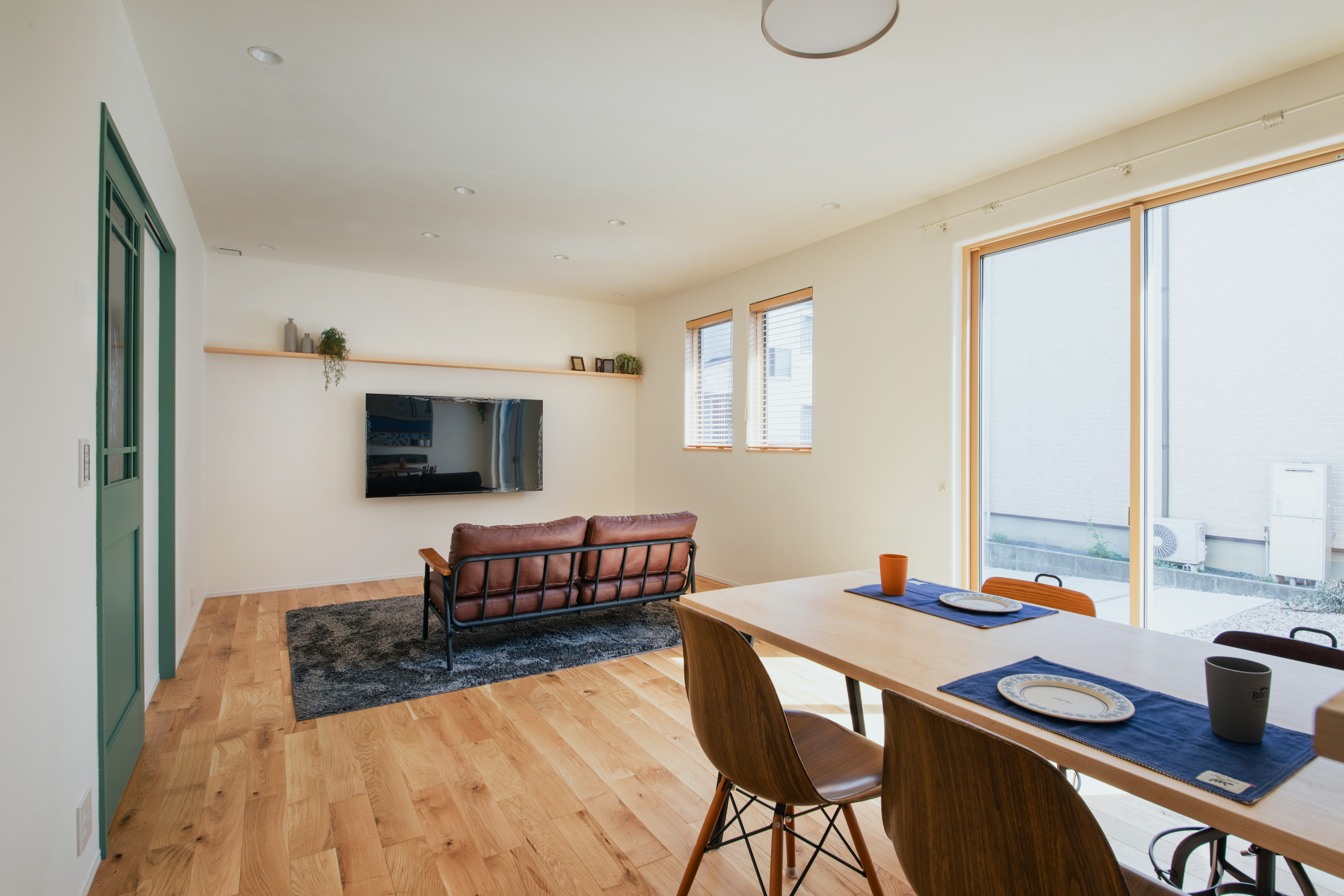 高気密高断熱で性能がとてもいい家 しかし、風を入れる換気&光を入れる気持ちのいい空間も大切に…大きな掃き出し窓のある解放感あるLDK