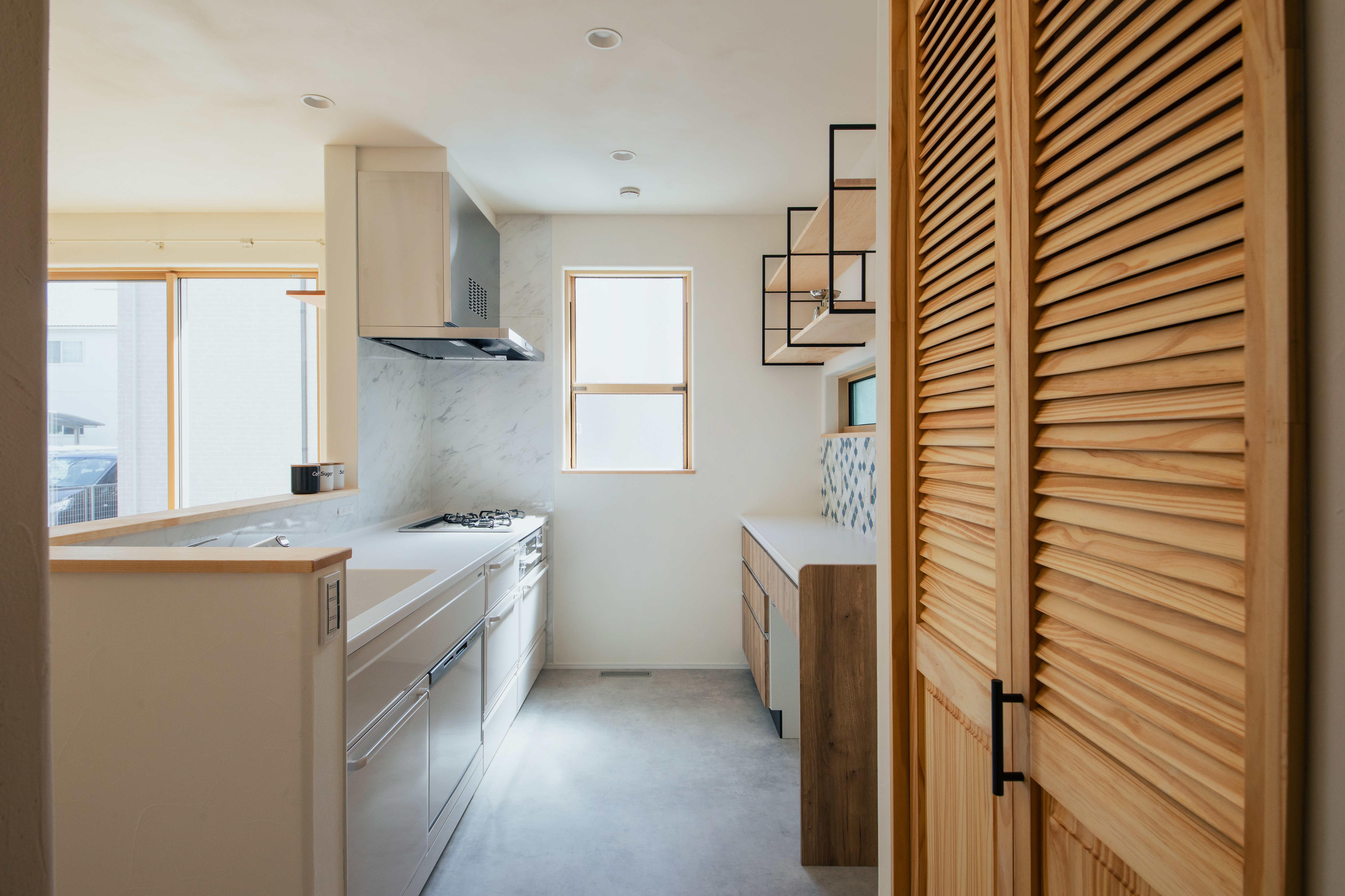 キッチンはすっきりとシンプルに…空気の入れ替え&光が入ってくる窓で気分も明るくなるキッチン バックには、見せる吊り収納!!おしゃれに小物を飾ったりBOX収納で自分だけのオリジナル空間に