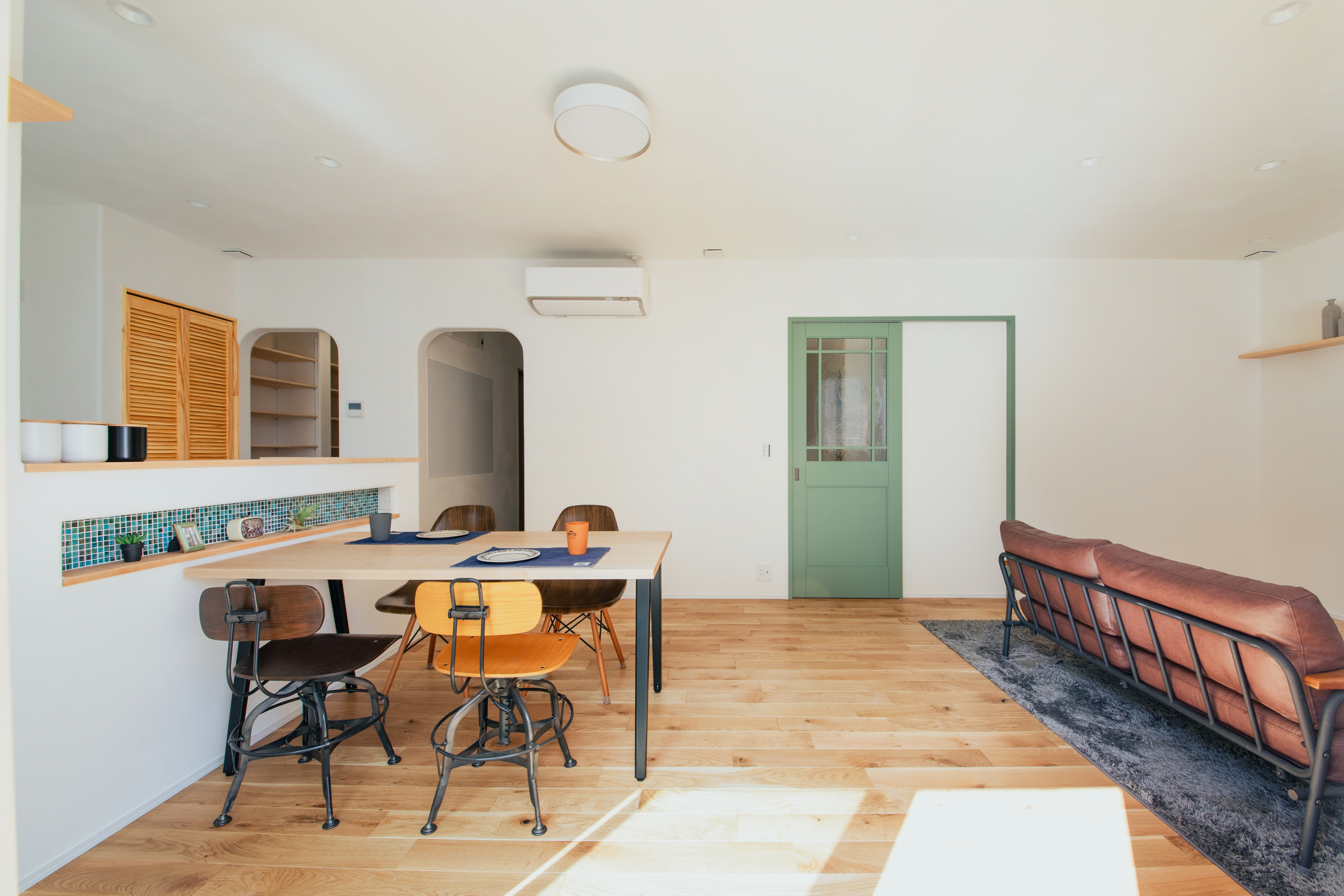 リビング扉と、ニッチのタイルの色がぴったり!!無垢の床&珪藻土の自然素材空間で、大人かわいいおしゃれなLDK