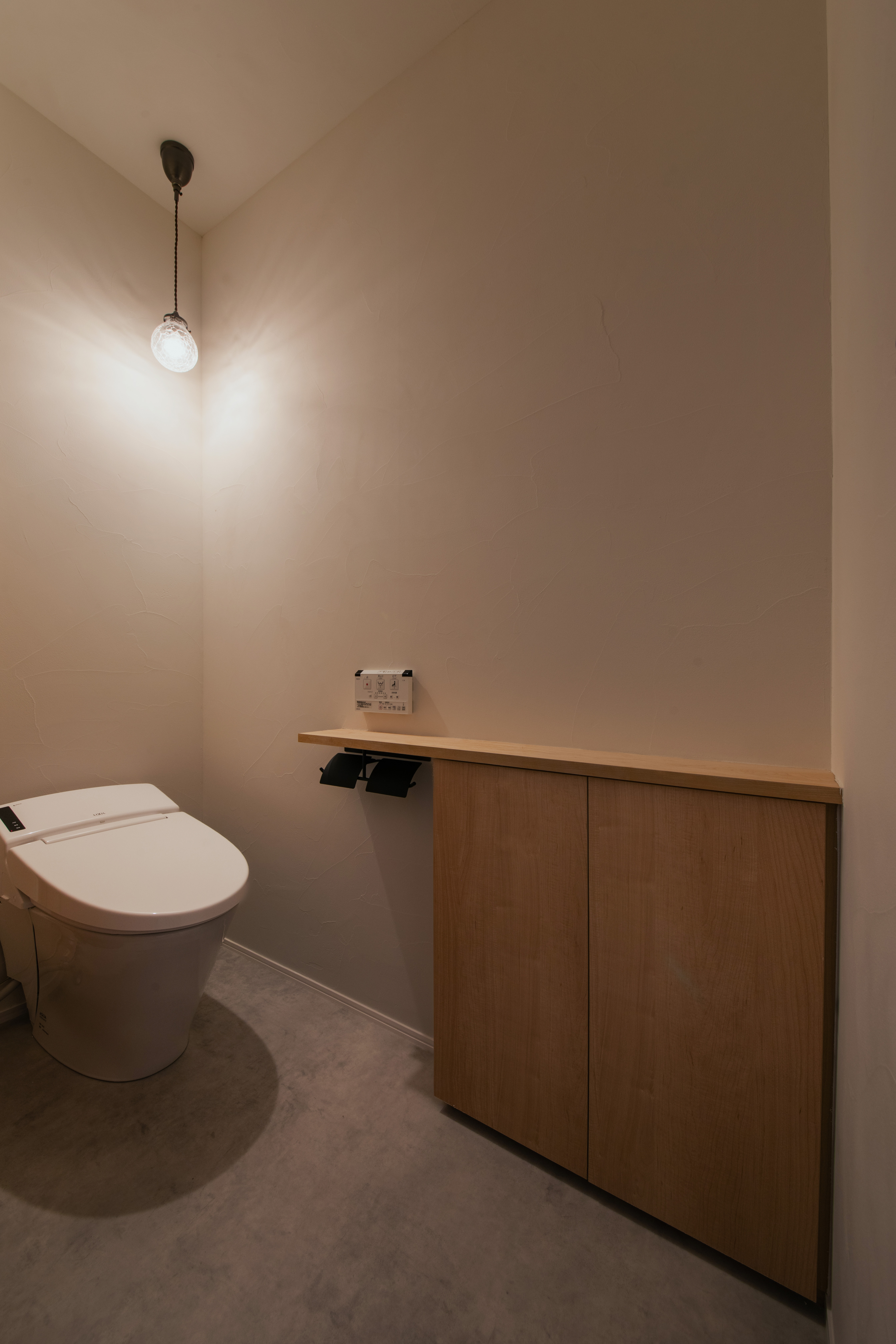 お手洗いは、シンプルですっきりと トイレットペーパーホルダー&カウンター収納もバルハウスオリジナル商品