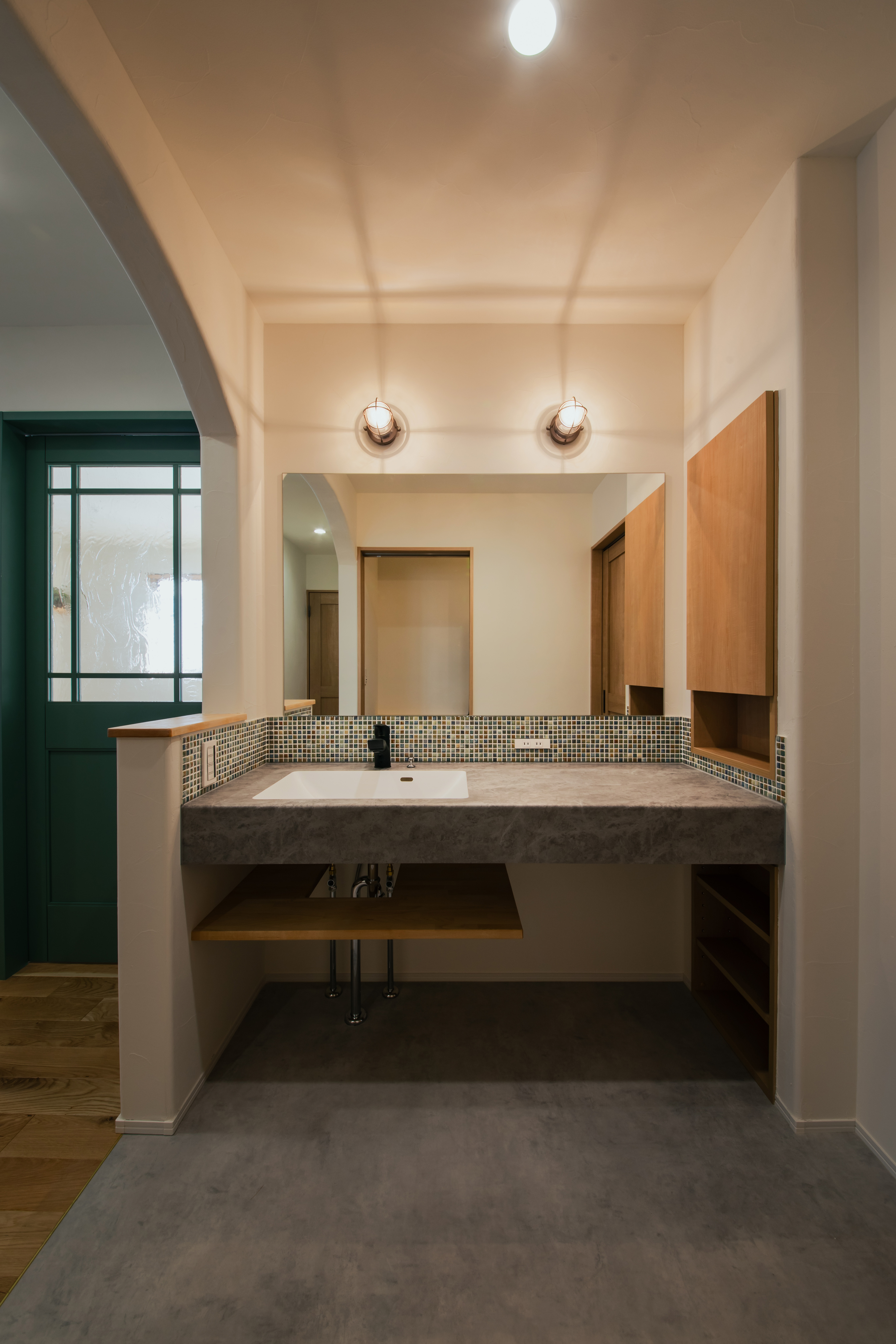 造作洗面のただいま手洗い。 一面鏡が印象的。