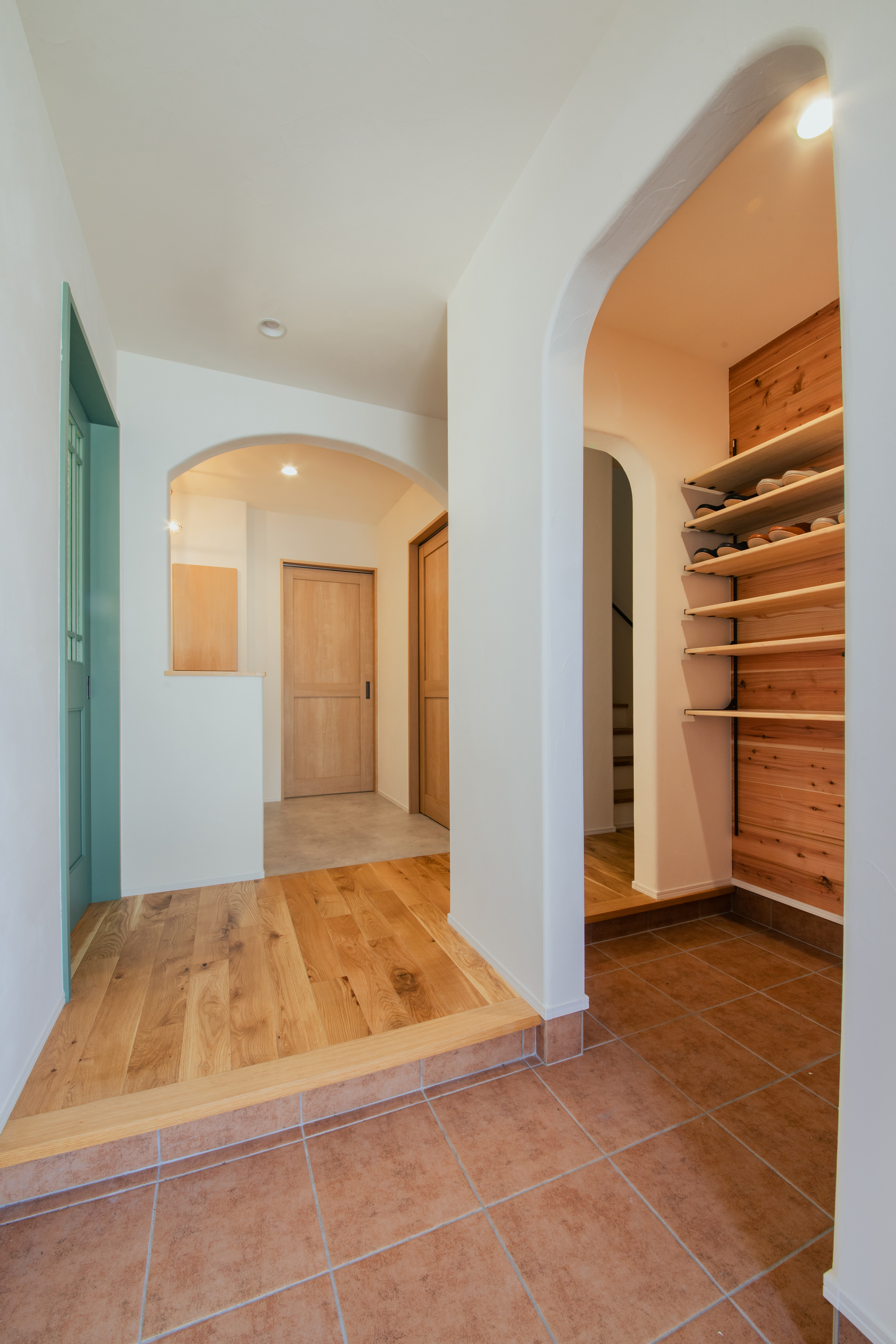 玄関に入ると全身で感じる無垢の床と珪藻土の壁の匂い。新築なのに新築独特な建材の匂いがしない…つい深呼吸をしたくなる自然素材の家