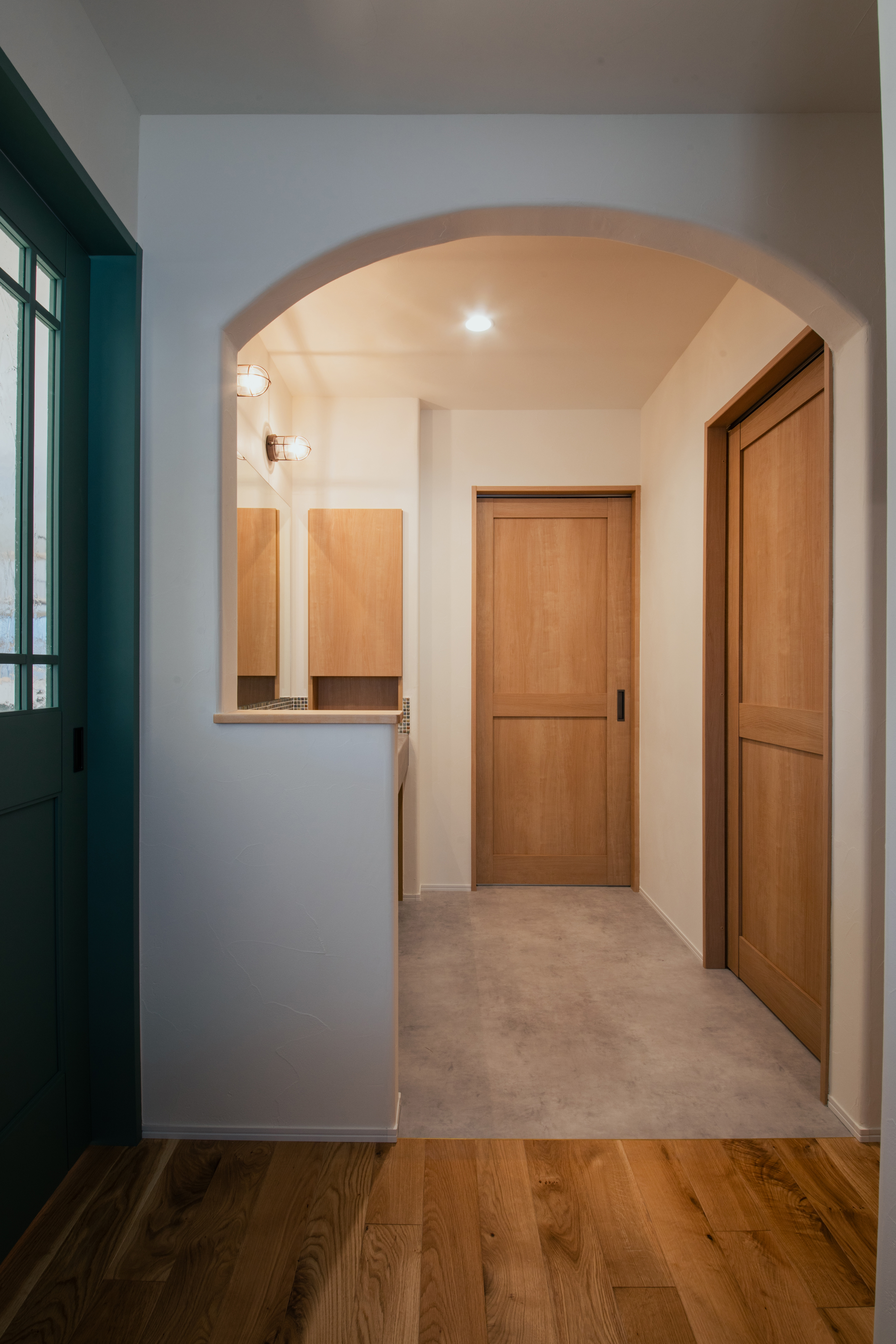 きれいで優しい雰囲気のアールの垂れ壁 珪藻土だからこそのきれいな仕上がり