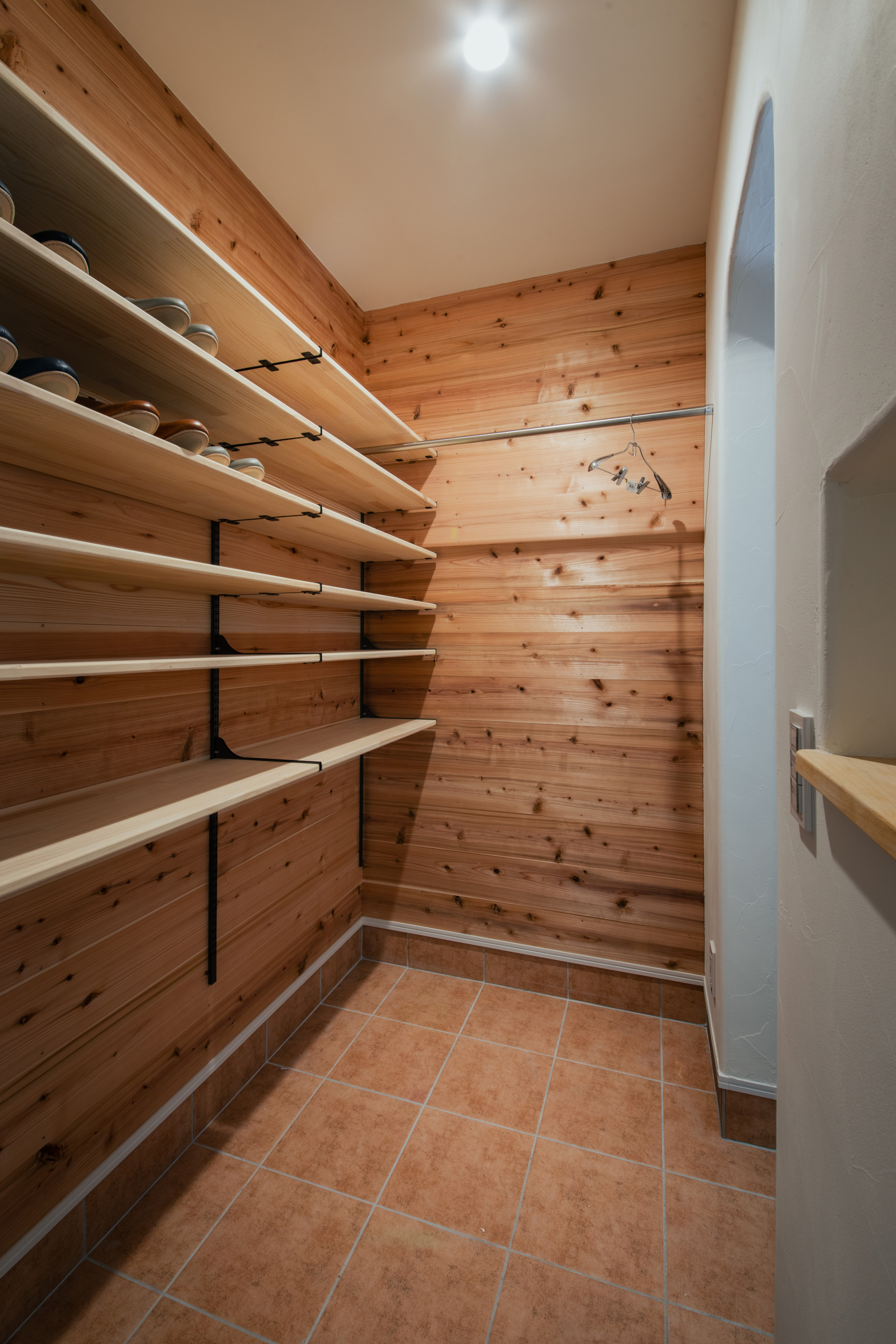 シューズクロークは杉板張り!天井は、珪藻土。消臭・湿気・汚れを考えて素材を選びいいとこどりの空間