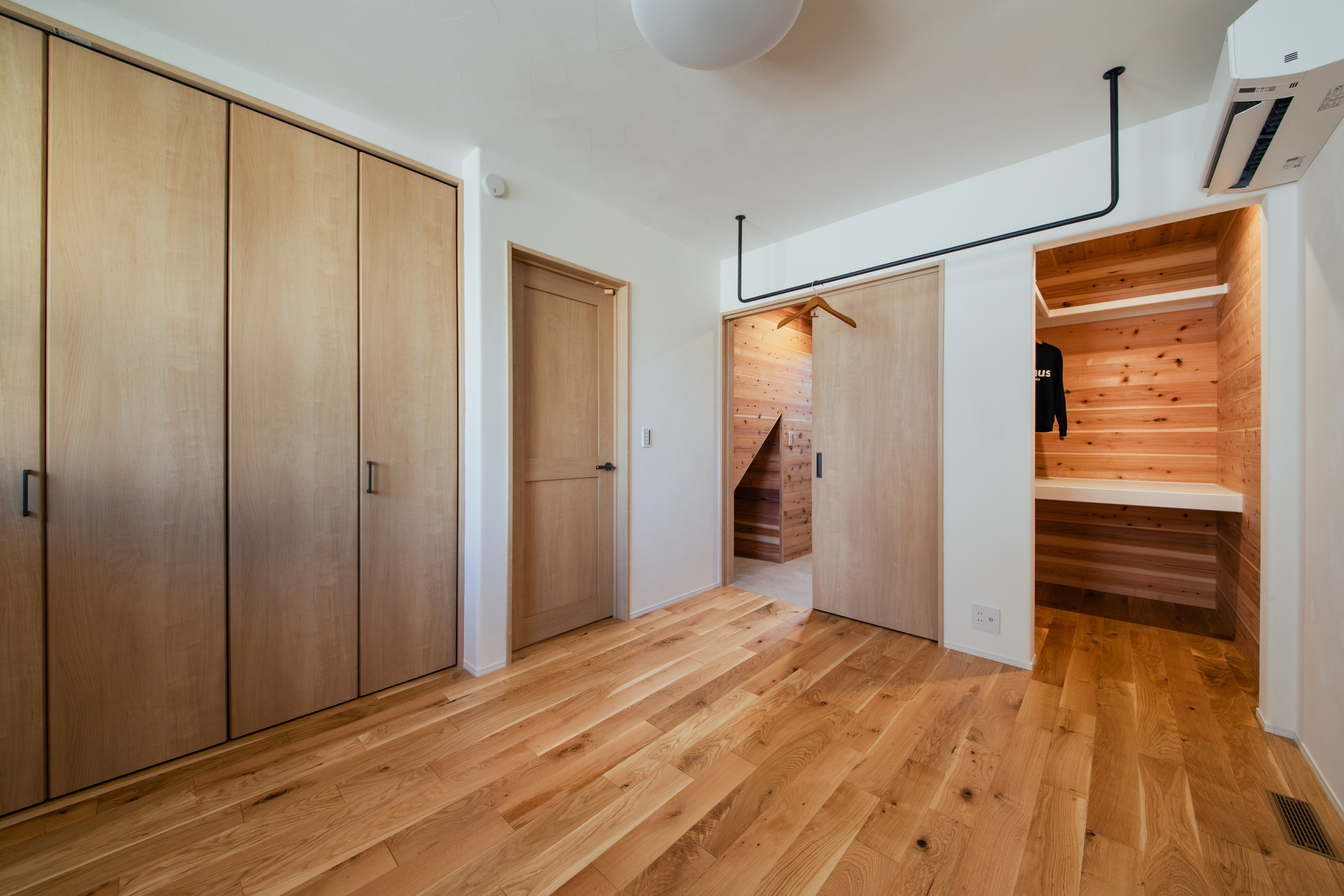 寝室にもランドリーパイプを…洗濯物を干す以外にも、衣装合わせとして服を並べて着る服を選ぶ際にも役に立ちます!!