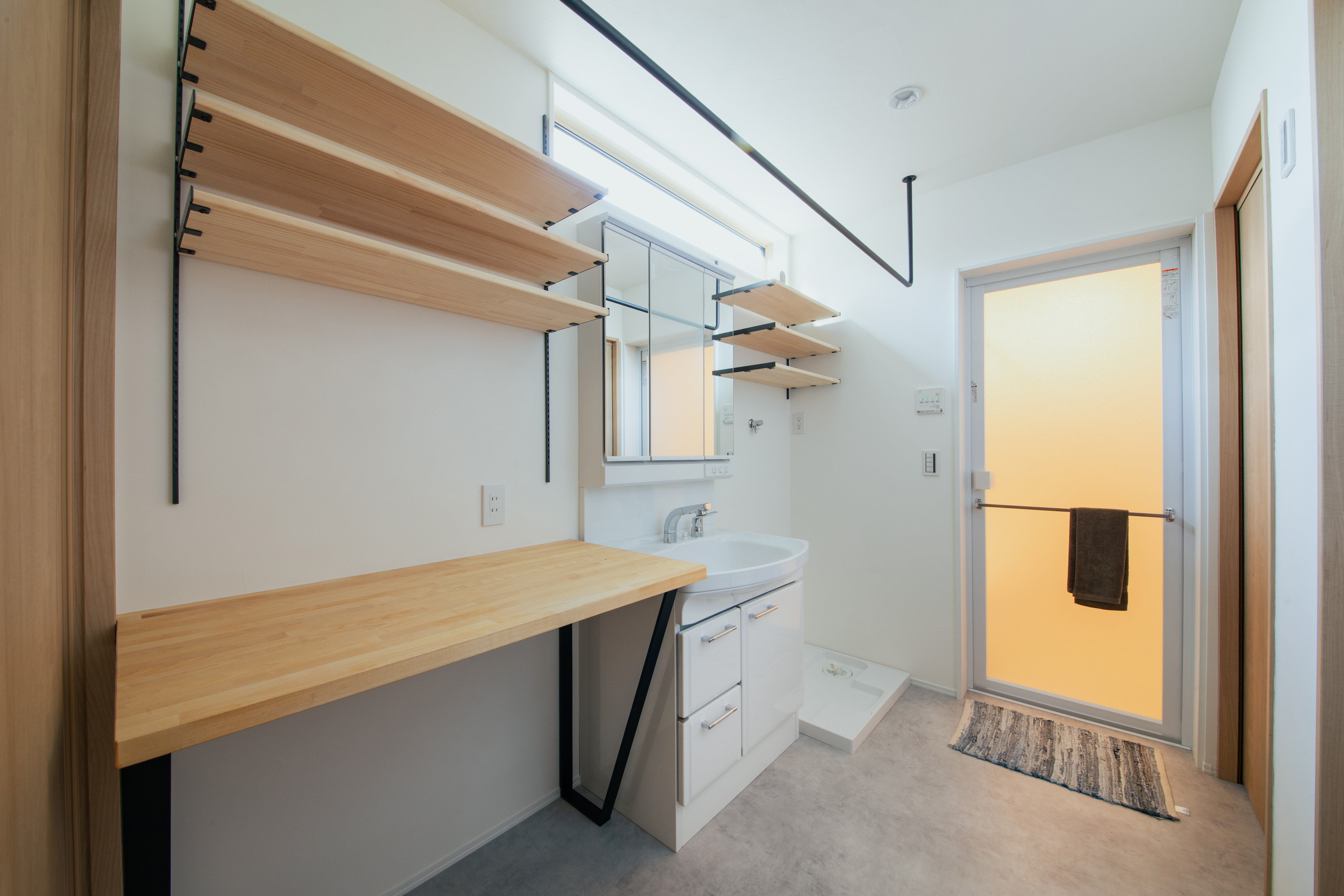 ランドリースペースには必要な、洗濯を畳むカウンター&ランドリーグッズを置く棚もしっかりと設置!!暮らしてからの事を考えた細かい提案が、暮らしやすさに繋がります。