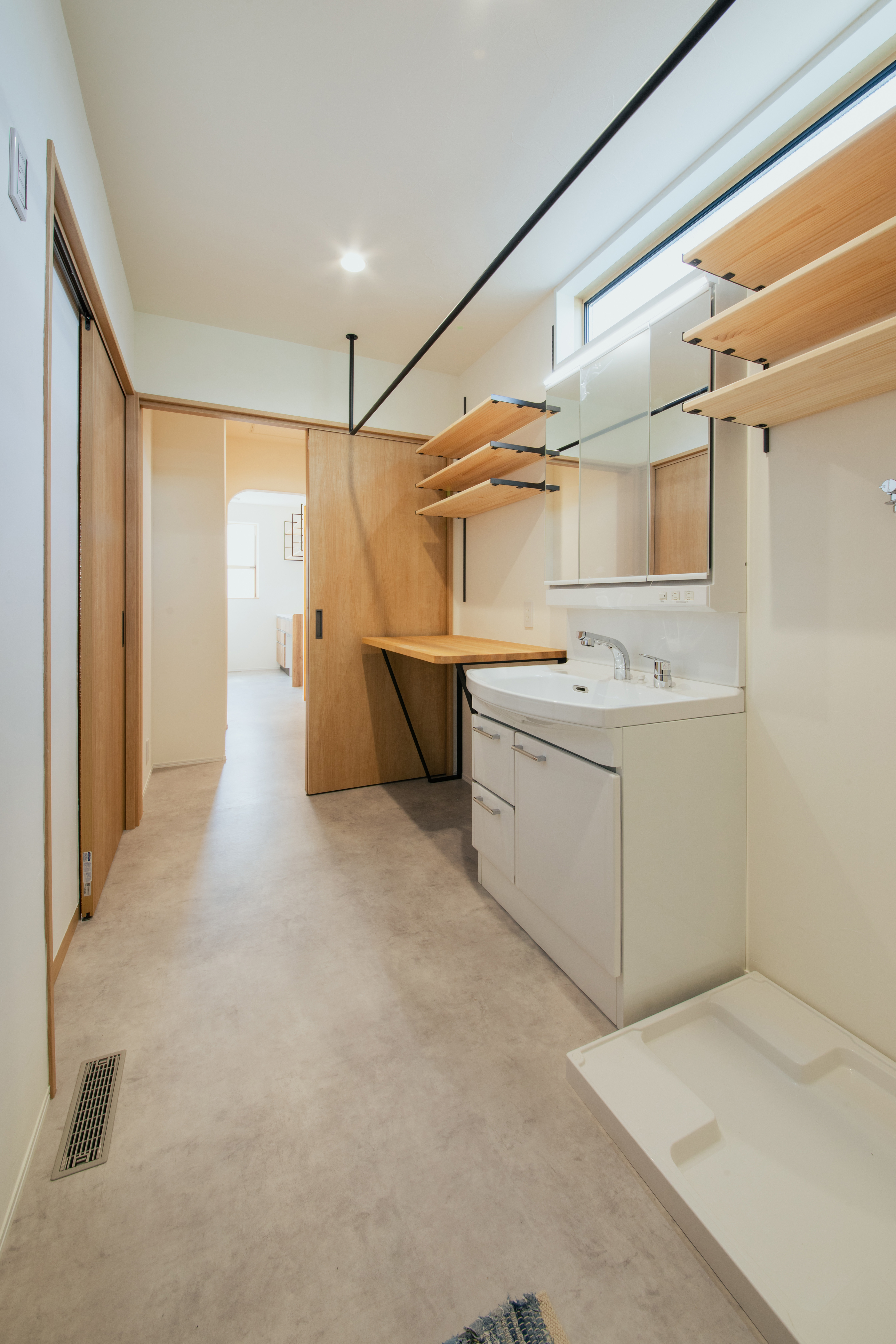 洗面脱衣&ランドリースペースは、キッチンからすぐ来れる家事楽導線。 また、珪藻土の壁で清潔感のある色合い+消臭・調湿効果でランドリースペースにぴったりの素材