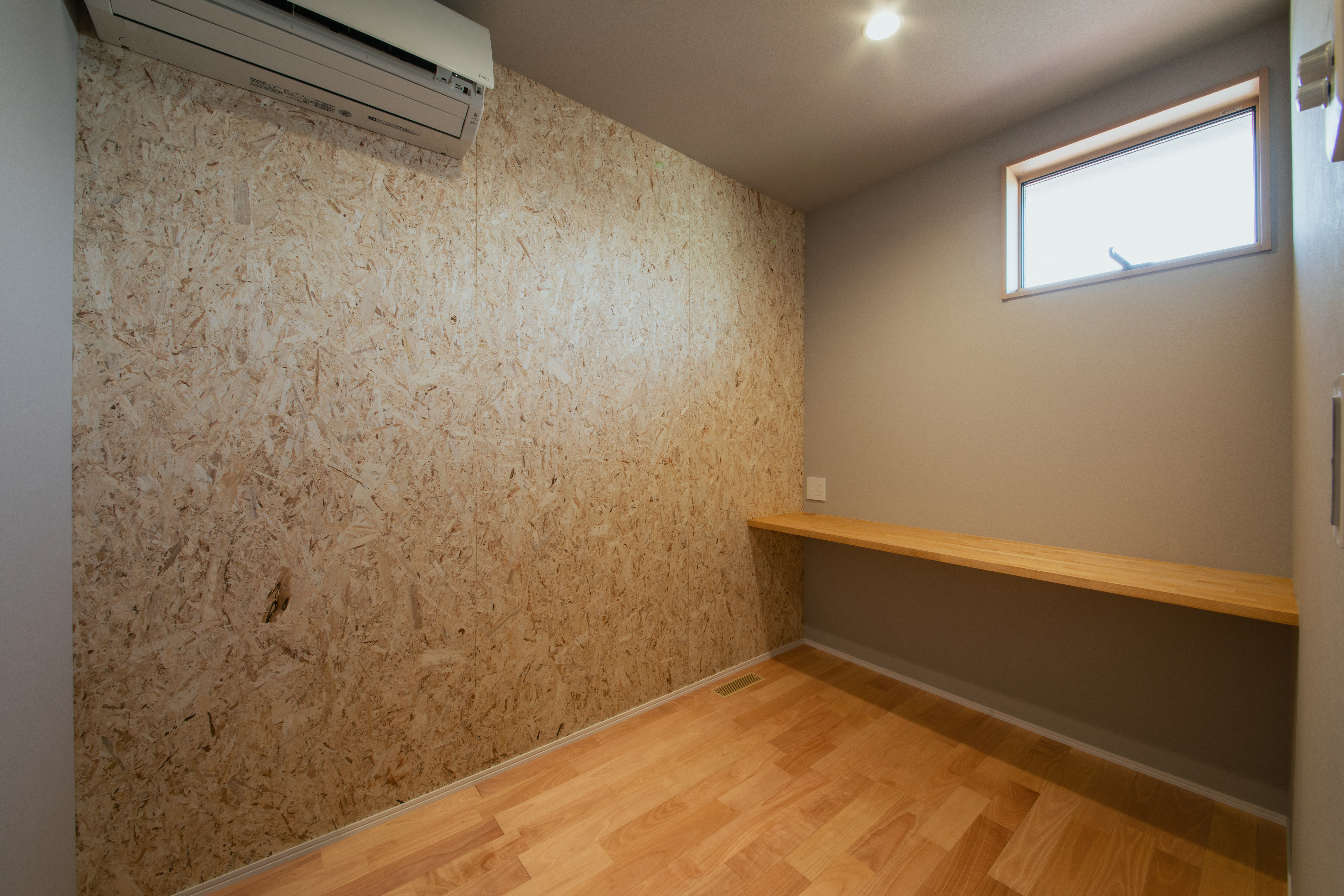 趣味室の壁は、OSB合板を使用!!雰囲気も男性的でカッコよく…尚且つ物を固定するのに特化している為、本棚の固定や、物をひっかけるフック等の取付も安心