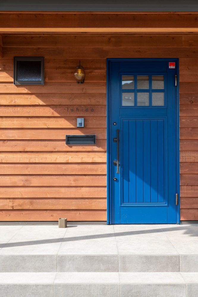 青い玄関ドアは木製です。