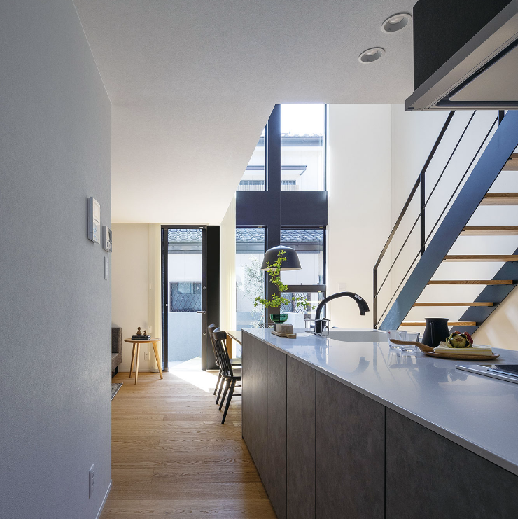 ダイニングスペース 吹き抜け 写真